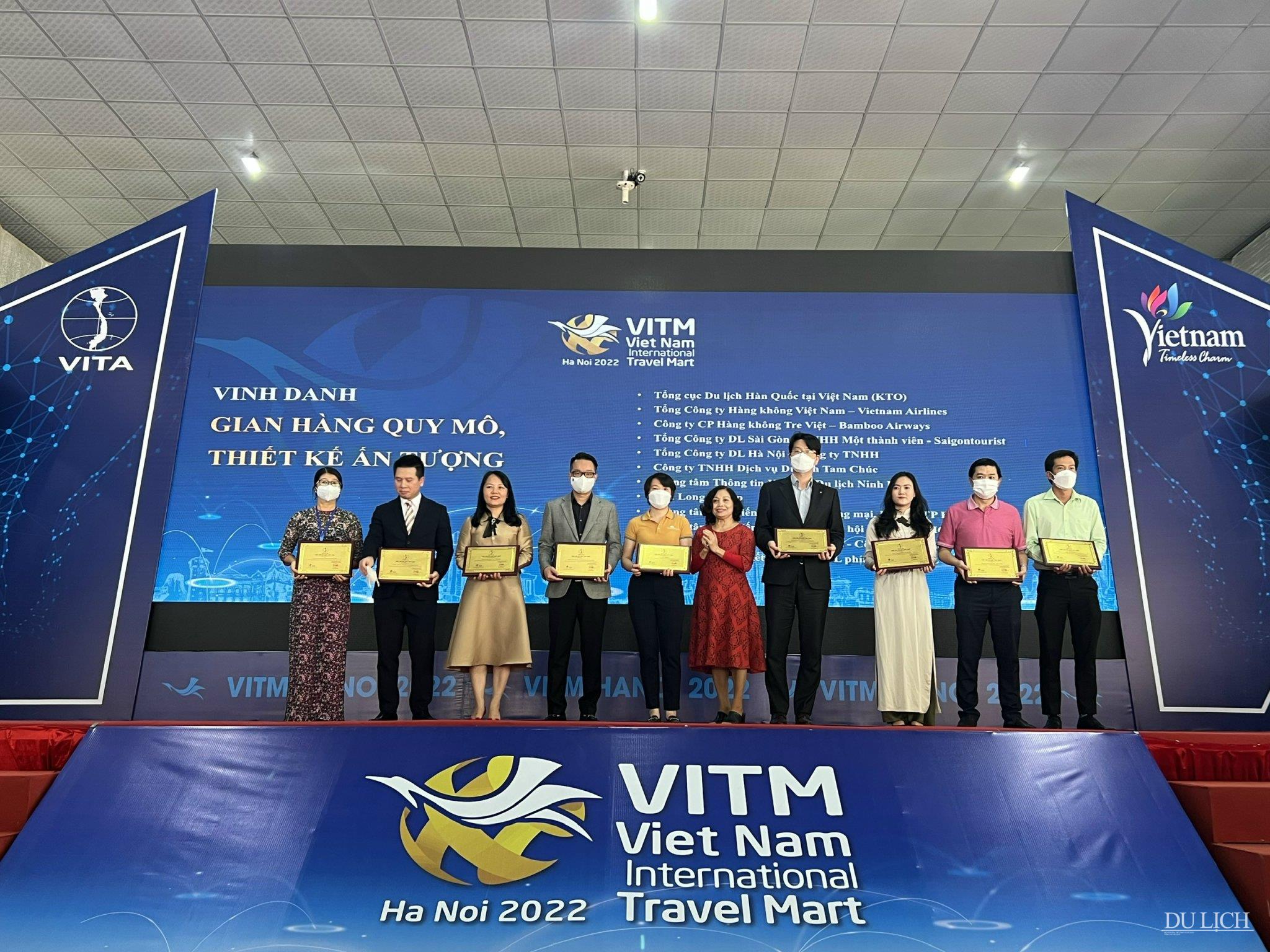 Hanoitourist nhận kỷ niệm chương của BTC tại Hội chợ VITM 2022